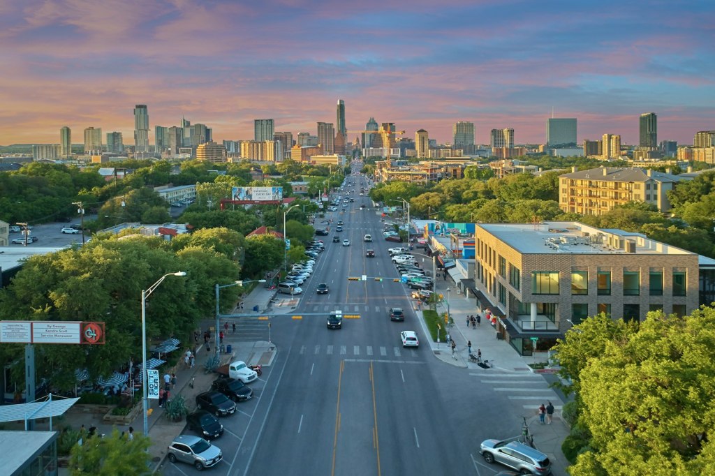 테슬라 로보택시는 커지는데, 규제는 더 세졌다