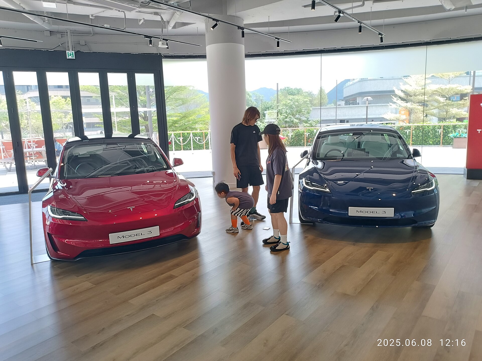 홍콩 Tesla 전시장의 Model 3 라인업