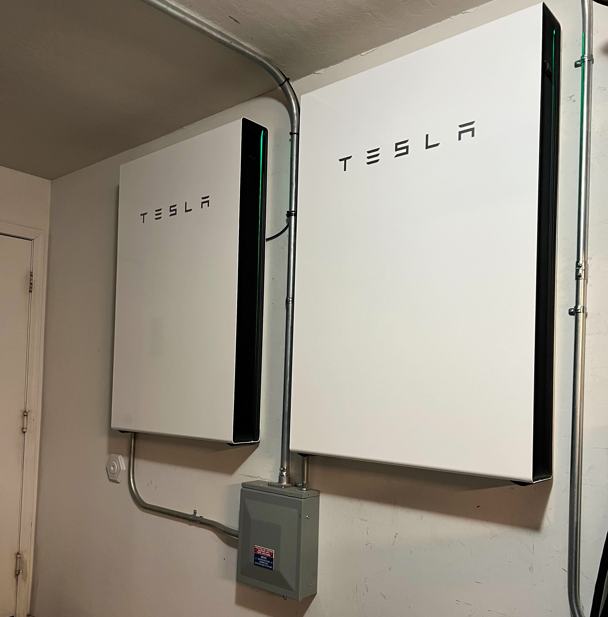 주택 실내에 설치된 Powerwall 3 두 대 — 2024년 10월 1일 자료사진