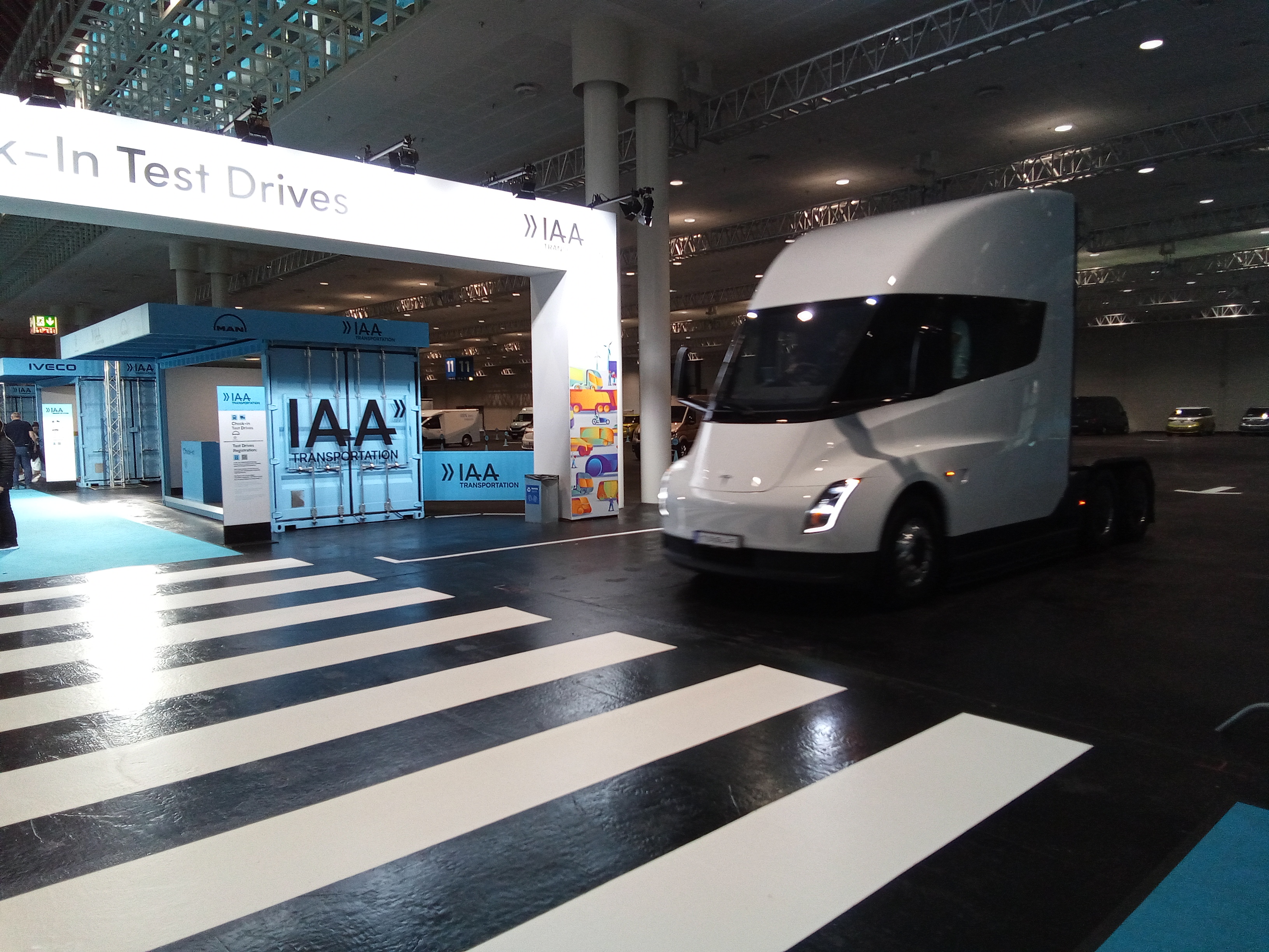 2024년 IAA 행사장의 테슬라 세미 자료사진